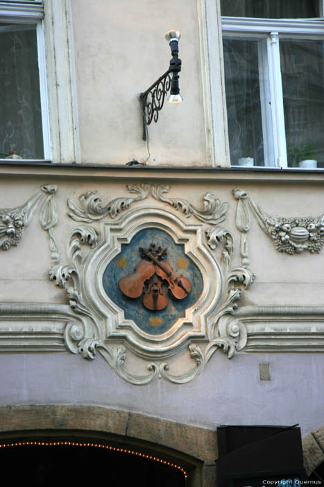Trois Violins Pragues  PRAGUES / Rpublique Tchque 