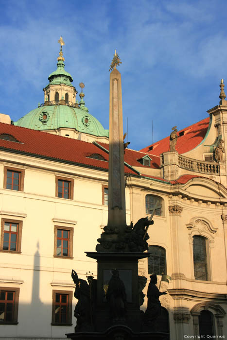 Statue avant glise Saint-Nicolas Pragues  PRAGUES / Rpublique Tchque 