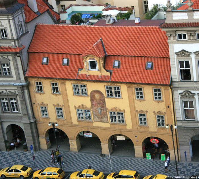 Gebouw met groot schilderij Praag in PRAAG / Tsjechi 