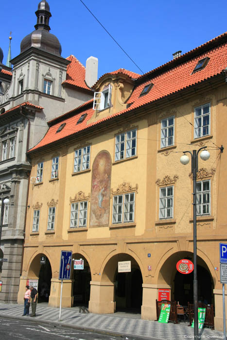 Gebouw met groot schilderij Praag in PRAAG / Tsjechi 