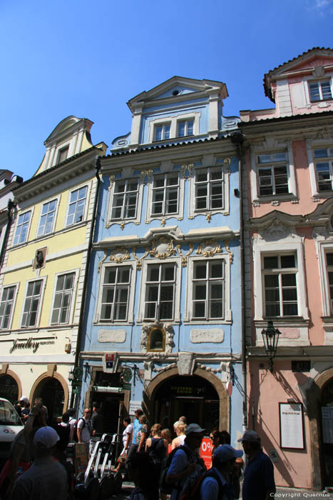 Huis met een buste Praag in PRAAG / Tsjechi 