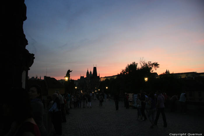 Zonsondergang Karlov Most Karelsbrug Praag in PRAAG / Tsjechi 