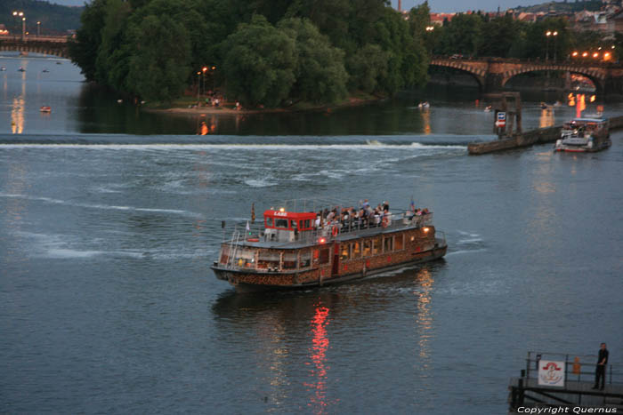 Labe boot vanop Karelsbrug Praag in PRAAG / Tsjechi 