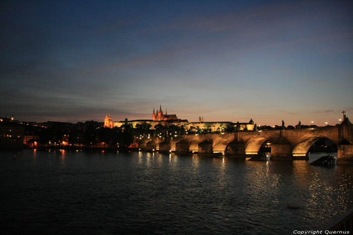Vue sur Pont de Charles depuis Novotnho Pragues  PRAGUES / Rpublique Tchque 