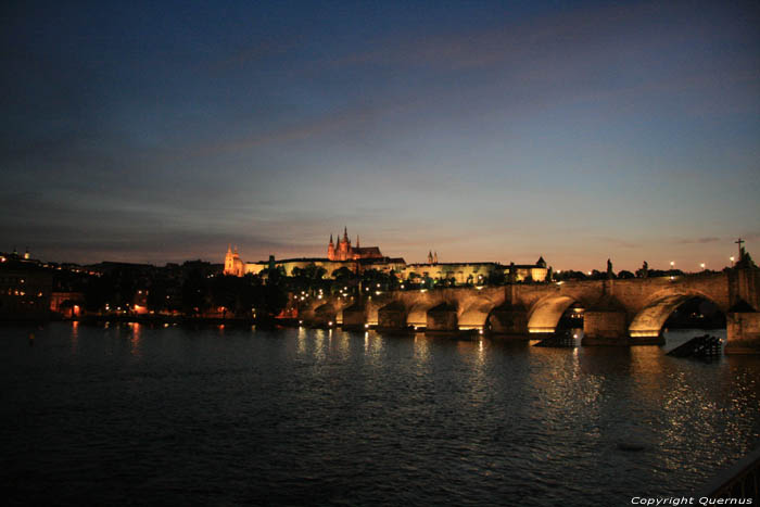 Zicht op Karelsbrug van Novotnho Praag in PRAAG / Tsjechi 