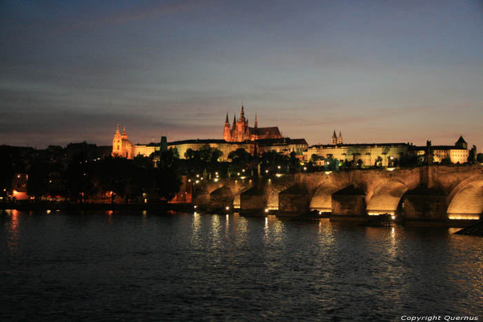 Zicht op Karelsbrug van Novotnho Praag in PRAAG / Tsjechi 