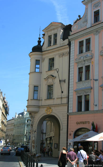 Huis met doorgang onderaan Praag in PRAAG / Tsjechi 
