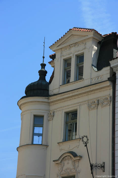 Huis met doorgang onderaan Praag in PRAAG / Tsjechi 