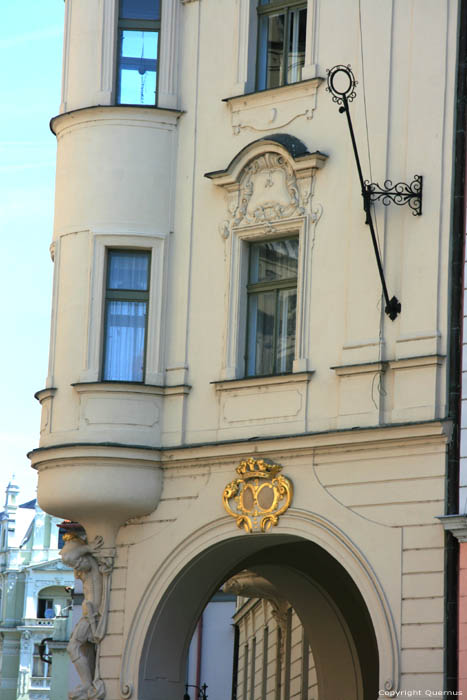 Huis met doorgang onderaan Praag in PRAAG / Tsjechi 