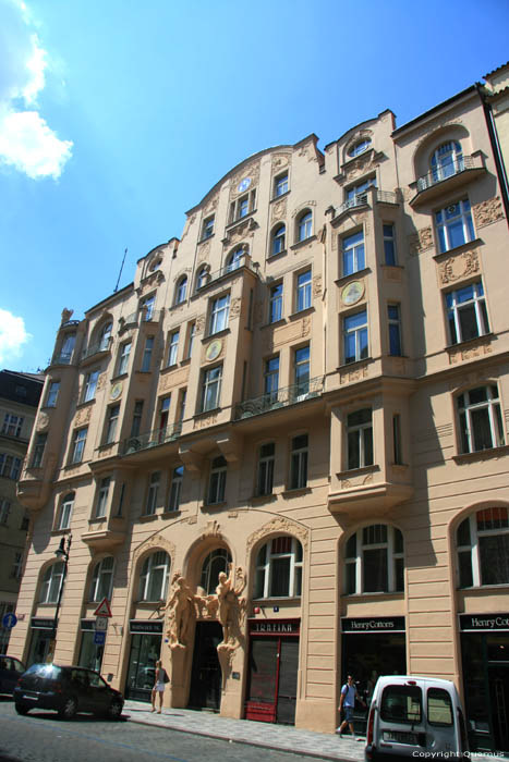 Large House - circle with 3 shields Pragues in PRAGUES / Czech Republic 