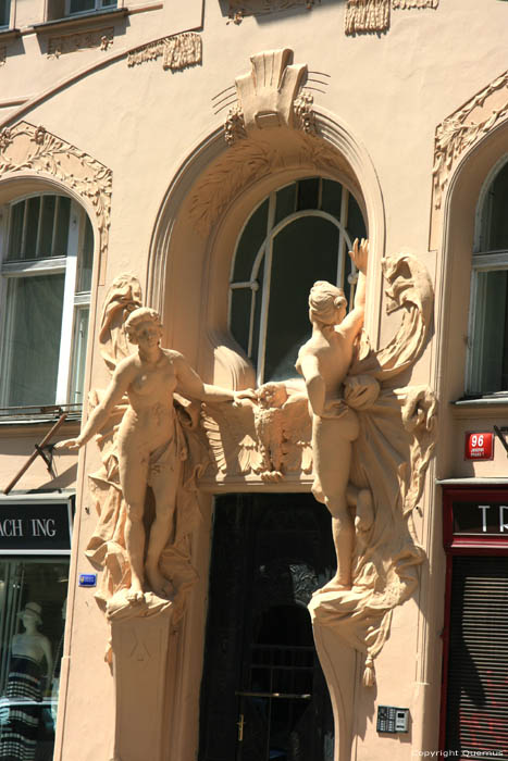 Large House - circle with 3 shields Pragues in PRAGUES / Czech Republic 