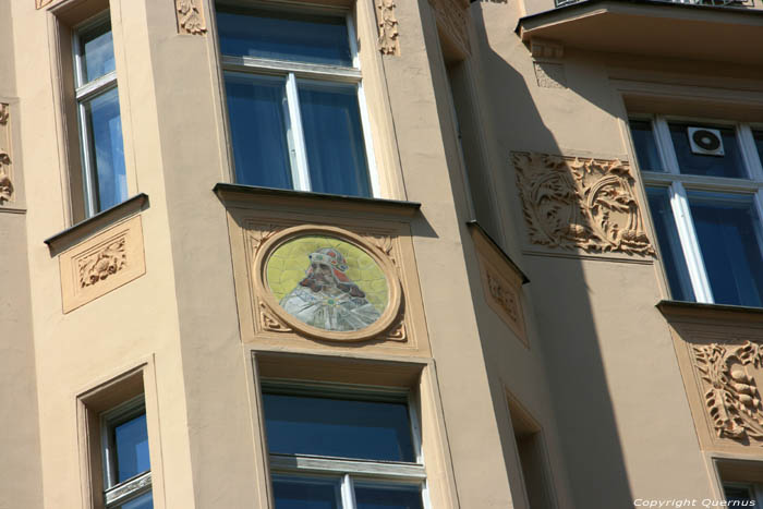 Large House - circle with 3 shields Pragues in PRAGUES / Czech Republic 