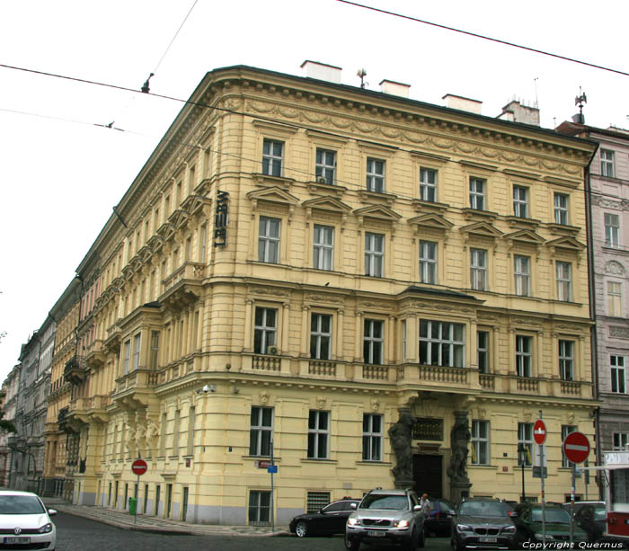 Groot hoekgebouw Praag in PRAAG / Tsjechi 