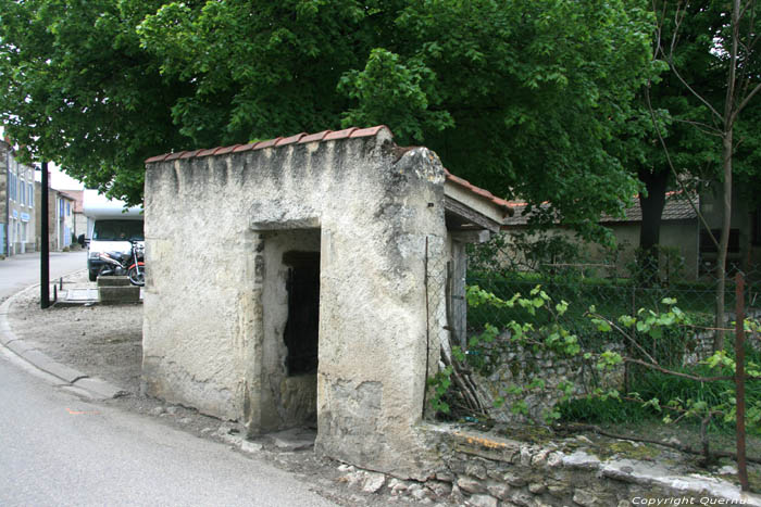 Ancien Put  eau Charroux / FRANCE 