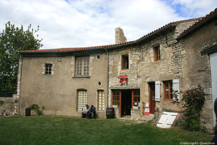 Cour des Dames Charroux / FRANCE 