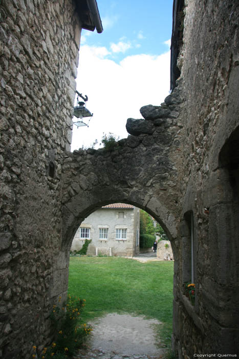 Cour des Dames Charroux / FRANCE 