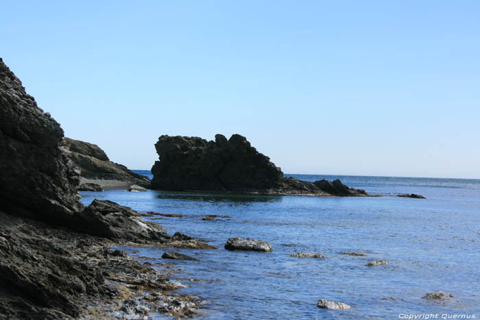 Klippen tussen Paulilles en Kaap Bar Port Vendres / FRANKRIJK 