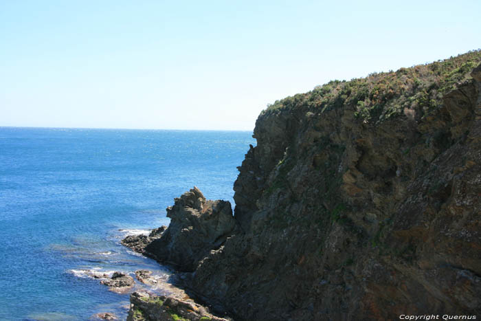 Klippen tussen Paulilles en Kaap Bar Port Vendres / FRANKRIJK 