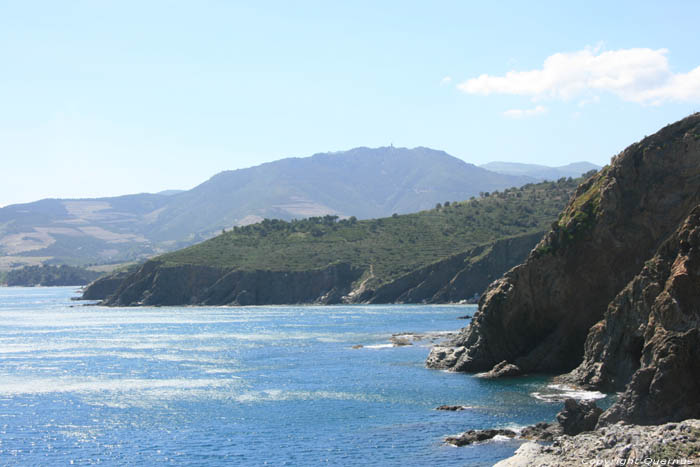 Klippen tussen Paulilles en Kaap Bar Port Vendres / FRANKRIJK 