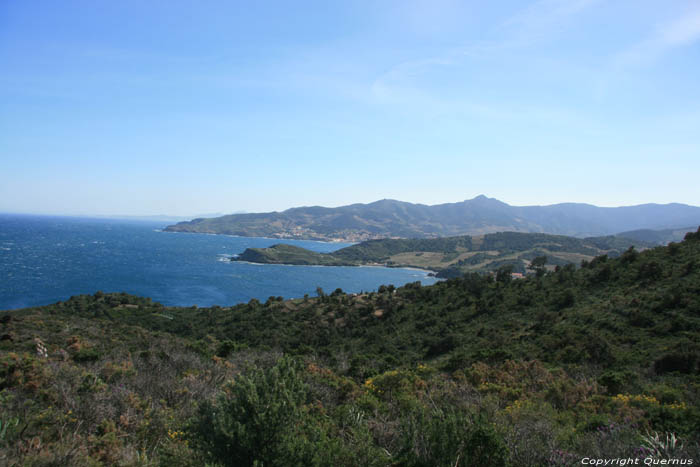 Klippen tussen Paulilles en Kaap Bar Port Vendres / FRANKRIJK 