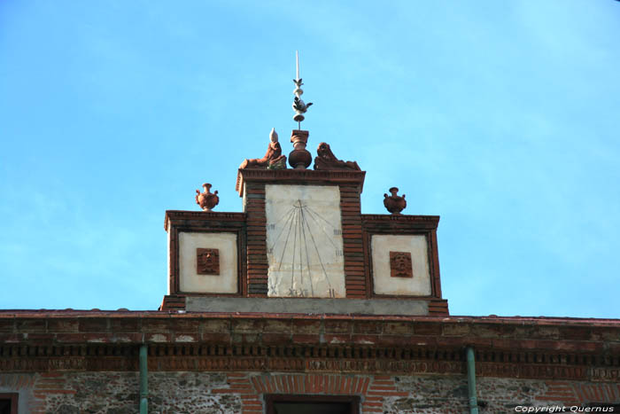 Huis met zonnewijzer Corbre / FRANKRIJK 