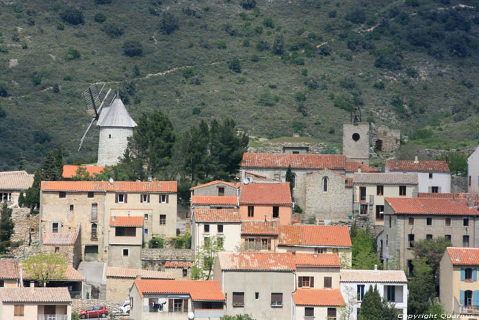 Vue de village Cucugnan / FRANCE 