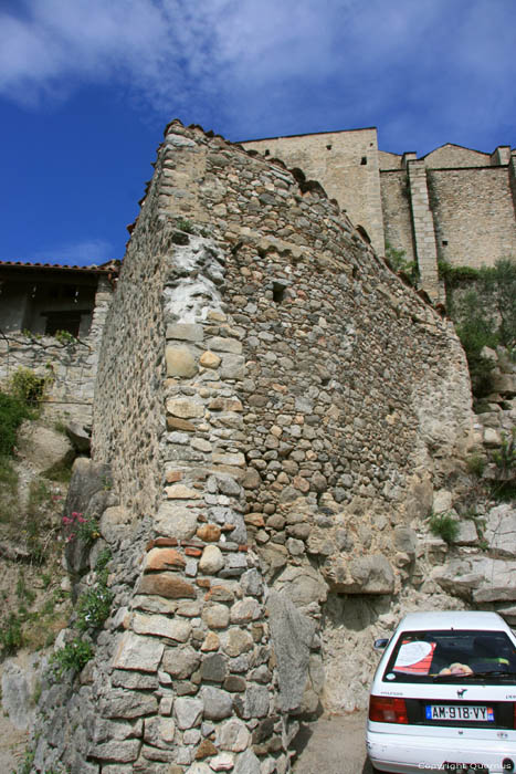 Restes du chteau Eus / FRANCE 