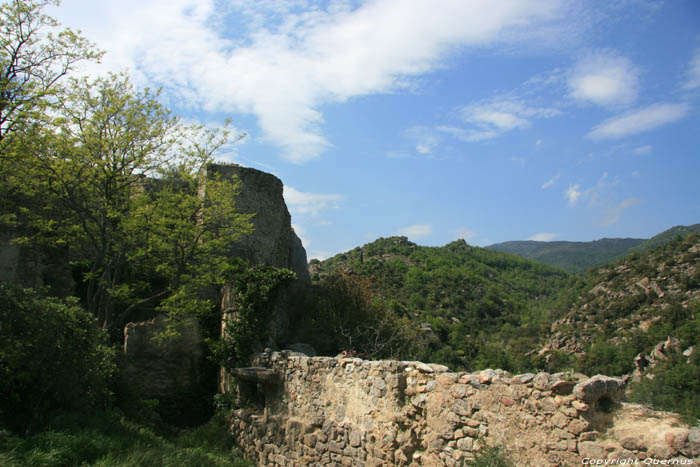 Restes du chteau Eus / FRANCE 