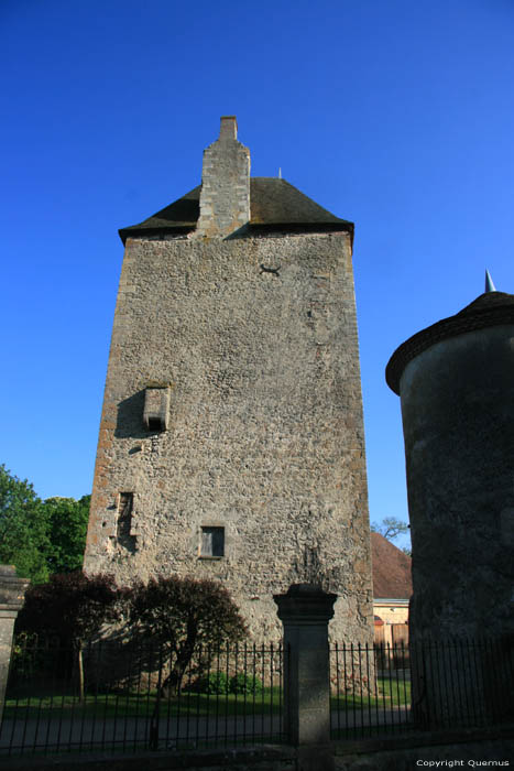 Donjon Douzon in Saint-Pourain-sur-Sioule / FRANKRIJK 