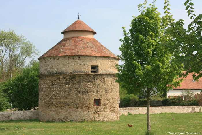 Dove Tower Verneuil en Bourbonnais / FRANCE 