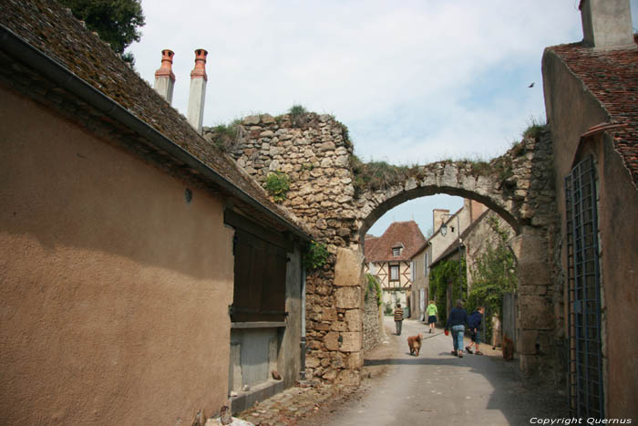 Stadspoort Verneuil en Bourbonnais / FRANKRIJK 