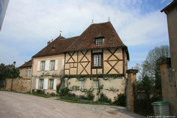 Ancienne maison avec pan de bois Verneuil en Bourbonnais / FRANCE 