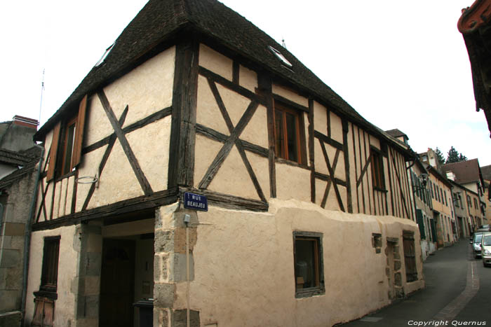 Maison avec pan de Bois Saint-Pourain-Sur-Sioule / FRANCE 