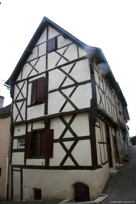 Uitkragend Huis Saint-Pourain-Sur-Sioule / FRANKRIJK 