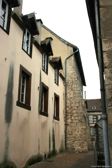 Huis met steunberen Saint-Pourain-Sur-Sioule / FRANKRIJK 