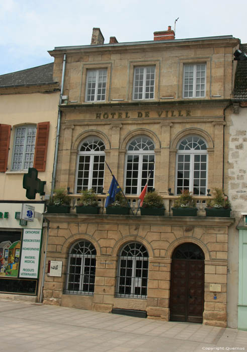 Stadhuis Saint-Pourain-Sur-Sioule / FRANKRIJK 