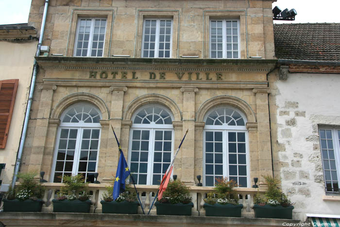 Stadhuis Saint-Pourain-Sur-Sioule / FRANKRIJK 