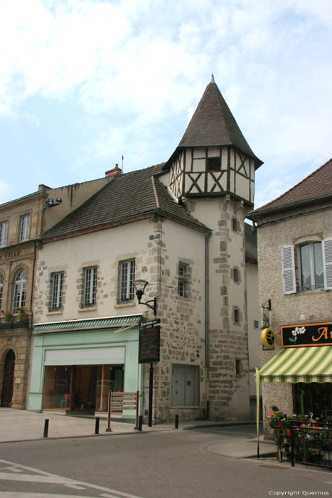 Huis met toren Saint-Pourain-Sur-Sioule / FRANKRIJK 