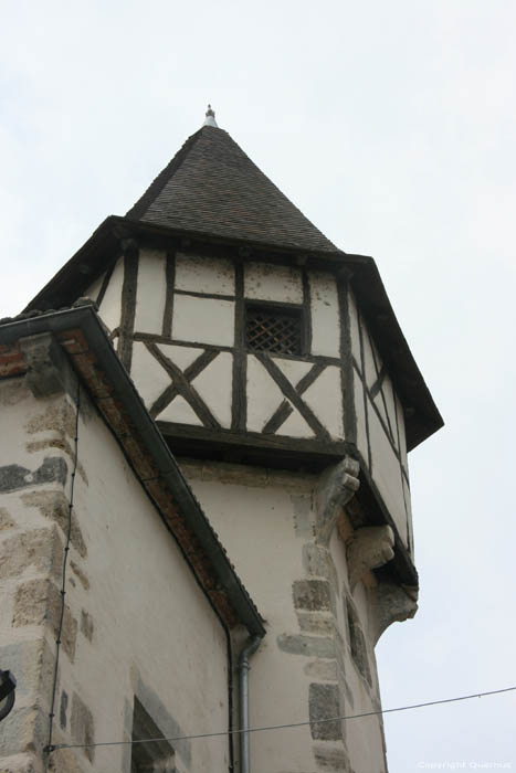 Huis met toren Saint-Pourain-Sur-Sioule / FRANKRIJK 