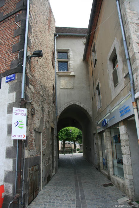 Doorgang Saint-Pourain-Sur-Sioule / FRANKRIJK 