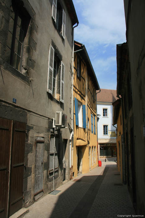 Maison jaune Saint-Pourain-Sur-Sioule / FRANCE 