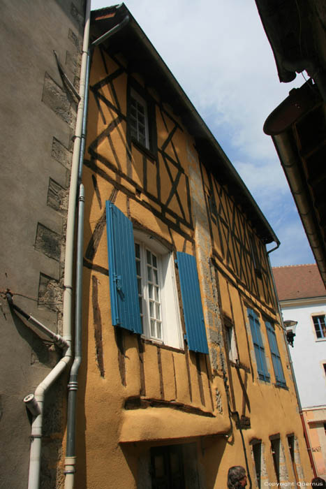 Maison jaune Saint-Pourain-Sur-Sioule / FRANCE 