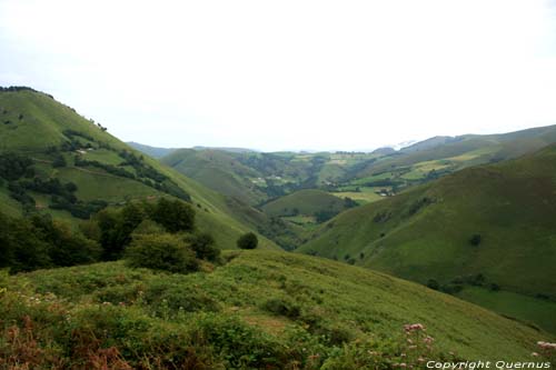 Vue sur Pyrnes Atlantiques Estrenuby / FRANCE 