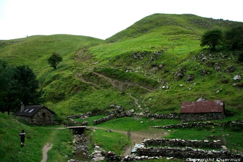 Hutte proche de la grotte Arpa Estrenuby / FRANCE 