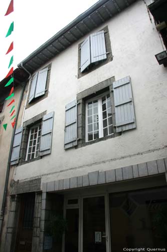 Maison avec texte en dessus de la porte Saint Jean Pied de Port / FRANCE 