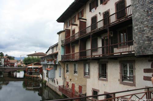 Gebouwen aan Bhobie rivier Saint Jean Pied de Port / FRANKRIJK 