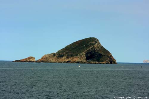Small Island in front of coastal line (Deva Isle) SAN ESTEBAN / Spain 