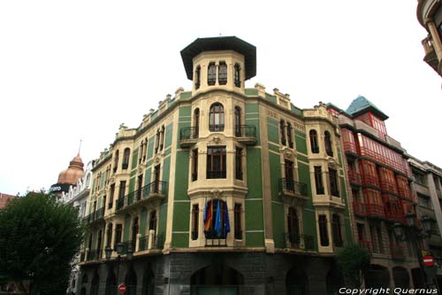 Hoekgebouw OVIEDO / Spanje 