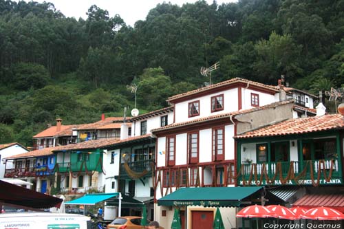 Vue sur village Tazones / Espagne 