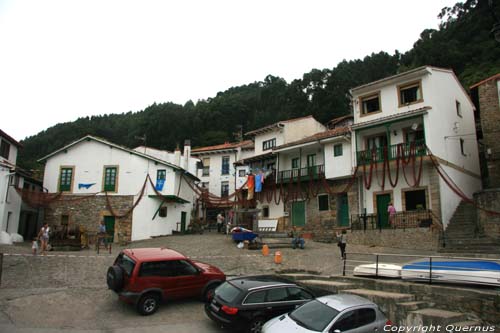 Vue sur village Tazones / Espagne 